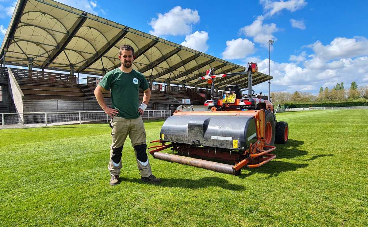 Haut-Bugey. À Marchon, le gazon synthétique pousse plus vite que la tribune