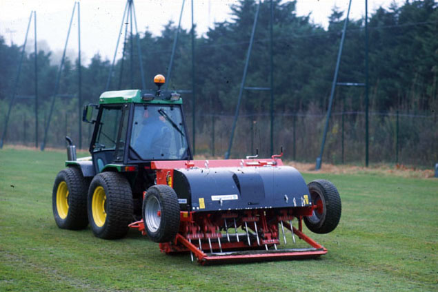 Tracteur décompacteur pelouses de terrains de sport