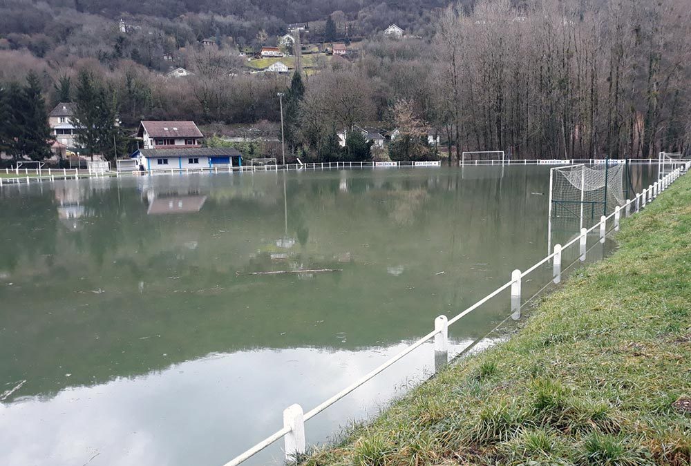 terrain de football inondé