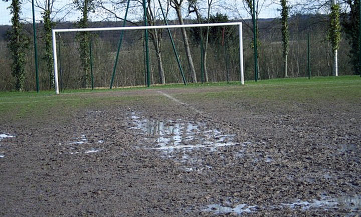 terrain de sport boueux