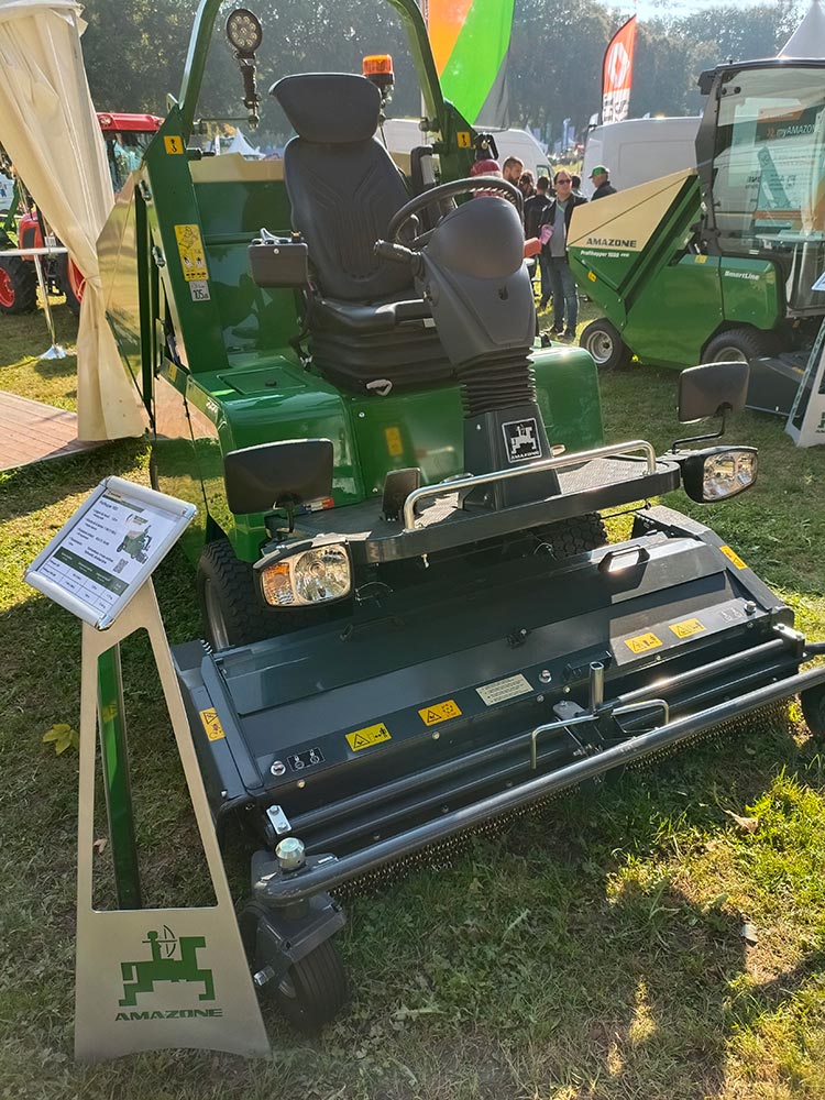 Machine d'entretien d'espace vert de marque Amazone
