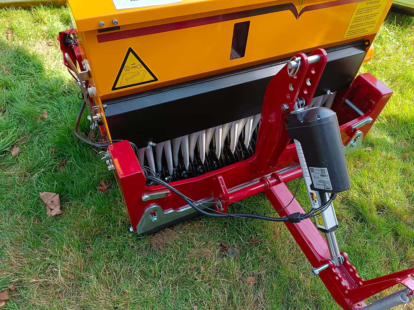 Machine à tracter pour l'entretien des pelouses de sport